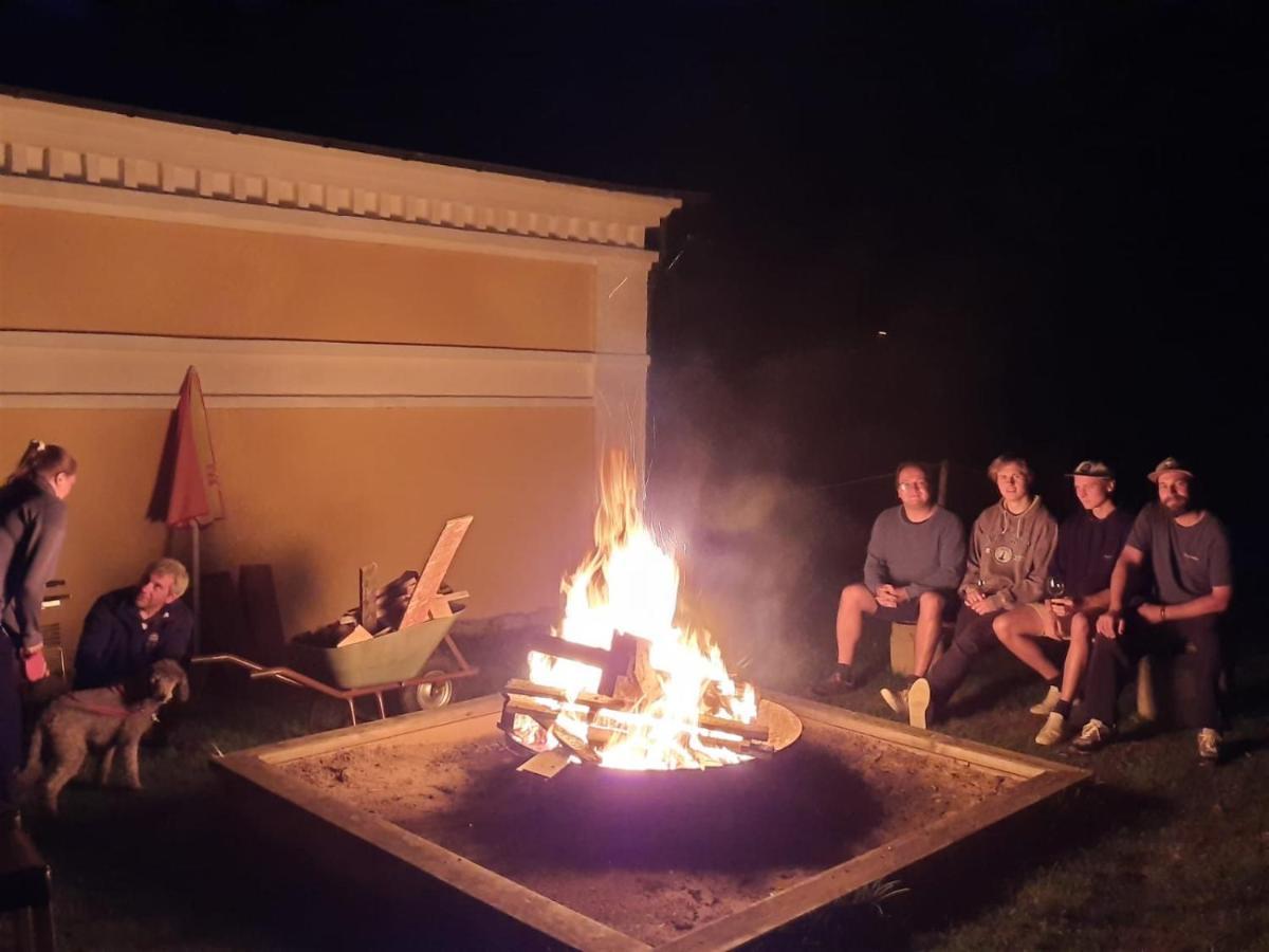 Hunnebergs Gard Hostel & Camping Vargon Εξωτερικό φωτογραφία